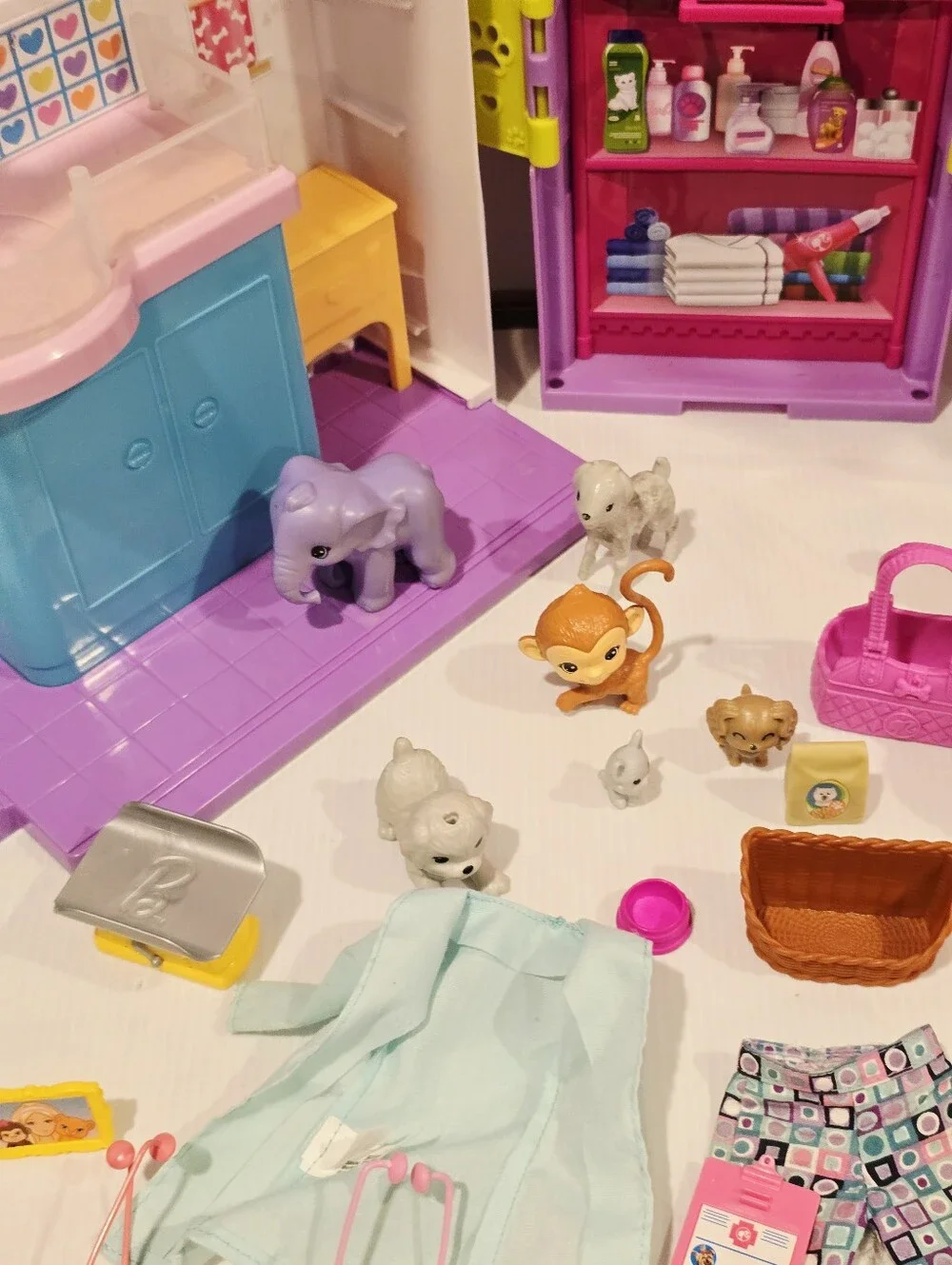 Barbie Folding Pet Care Center Animal Vet Clinic Foldaway Playset